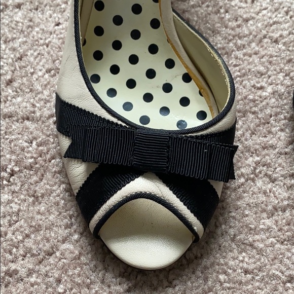 Anne Klein Demos Nude Leather Heel w/ Black Bow - Picture 3 of 14